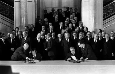 Les accords SALT, signés le 26 mai 1972, portent sur ...