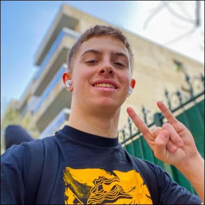 Quel est son pseudo sur YouTube ?