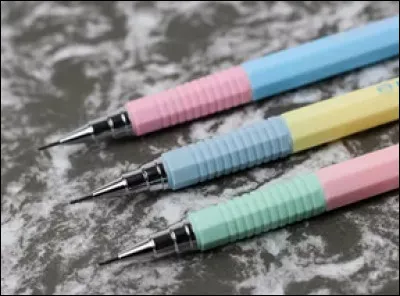 Cette marque de portemines est devenue le synonyme de l'objet qu'elle fabrique : mais comment l'écrit-on, et ce officiellement car le vocable est déposé ?