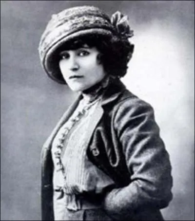 Qui est cette grande dame du chat ?