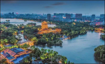 Quelle est cette ville, capitale de la province chinoise du Shandong, cité baignée par le fleuve jaune ?
