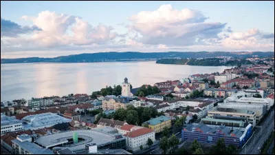 Quelle est cette ville industrielle de Suède au bord du lac Vättern, cité située au centre de la Scandinavie ?