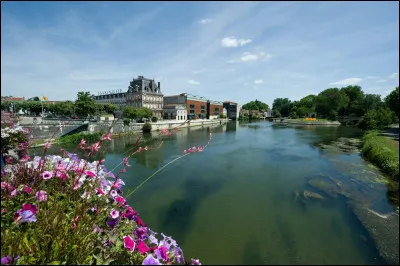 Quelle est cette ville de Charente au bord du fleuve éponyme, cité natale du président François Mitterrand où il fut enterré en 1996 ?
