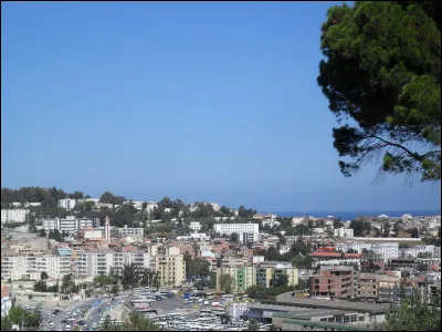 Quelle est cette ville d'Algérie située en petite Kabylie dont elle est le chef-lieu ?