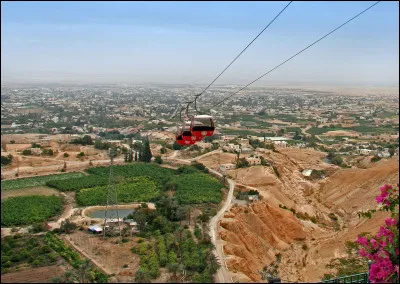 Quelle est cette ville de Cisjordanie sise sur la rive du Jourdain, situé à - 240m d'altitude et fondée en 9 000 ans avant J.-C. ?