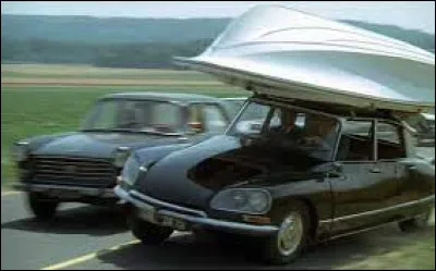 Dans quel film, avec Louis de Fun&egrave;s, voit-on cette DS avec son bateau sur le toit ?