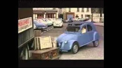 Qui conduit cette 2CV bleue dans le film "Le Corniaud" ?