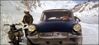 Cette sc&egrave;ne, o&ugrave; l'on voit cette DS noire conduite par Louis de Fun&egrave;s, est &agrave; voir dans le film ...