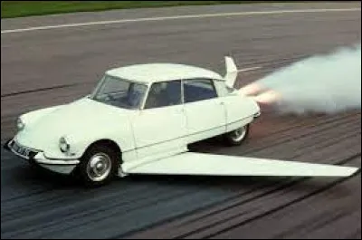 Dans lequel de trois films de la s&eacute;rie des Fant&ocirc;mas appara&icirc;t cette Citro&euml;n DS volante ?
