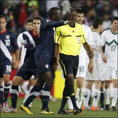 De quelle nationalit tait l'arbitre de Slovnie/Etats-Unis (22) qui n'a , injustement, pas valid un but aux amricains ?