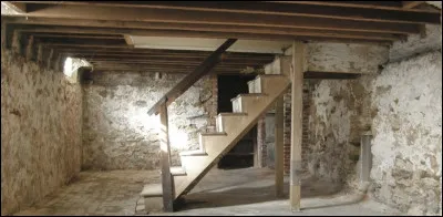 Un ami te demande de descendre au sous-sol car il manque des boissons dans le frigo. Tu t'y rends...