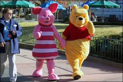 D'après d'éminents scientifiques universitaires, et sachant qu'il marche sur deux pâtes, Porcinet aurait quelques trois millions d'années d'avance sur l'échelle de l'évolution par rapport à ses congénaires. Ont-ils raison ? En tous les cas, cochon qui s'en dédie !