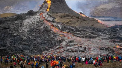 Une petite foule de curieux sétaient amassés devant ce spectacle rare de la nature. Des coulées de balsate se ramifiaient de par et dautre du volcan. Lune delles, un peu indolente, empreintait nonchalamment un couloir déjà formé lors dune précédente éruption pour parvenir jusquaux pieds de ses ardents admirateurs.