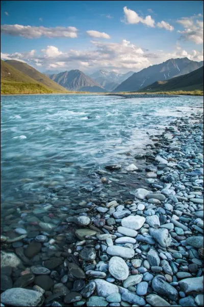 Quel membre de la famille de Laura Vicuña décède quand elle est encore toute petite ?