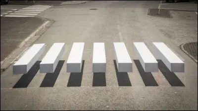 Une vieille dame traverse la route.