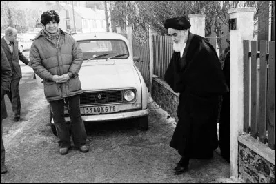 Quel homme politique et chef spirituel s'est exilé en France de 1964 à 1979 ?