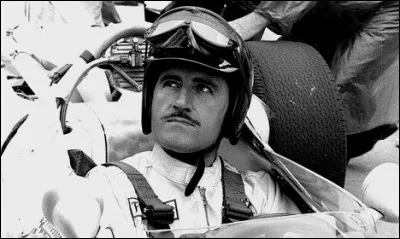 Il remporte le Grand Prix de Monaco en 1965. Qui est ce pilote très "british" identifiable grâce à sa fine moustache ?