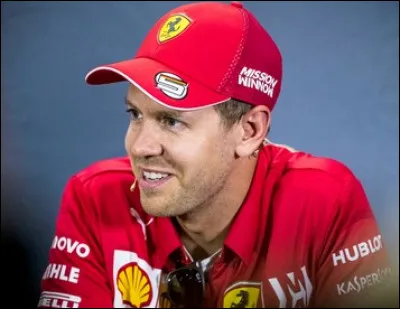 Ce pilote fait un podium en 2021 à Bakou avec une Aston Martin. Qui est ce pilote talentueux qui a fait carrière chez Ferrari ?