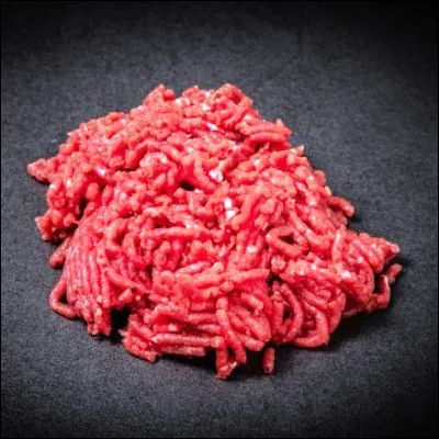 Quelle spécialité japonaise porte un nom signifiant littéralement "viande hachée" ?