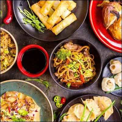 Quel légume très utilisé dans la cuisine asiatique doit être consommé cuit en raison de toxines ?