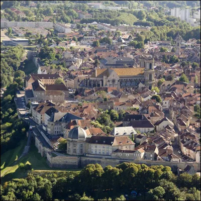 Quelle est l'intruse parmi ces villes ?