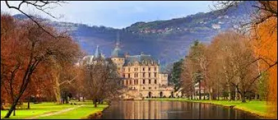 Quelle est l'intruse parmi ces villes ?