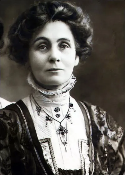 Qui est cette Emmeline (1858-1928), femme politique britannique féministe, chef de file du mouvement des suffragettes, elle permet par ses actions héroïques d'obtenir le droit de vote des femmes de plus de 30 ans en 1918 ?