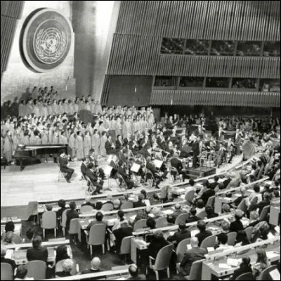 Le 6 novembre l'ONU adopte la résolution 1761 condamnant ...