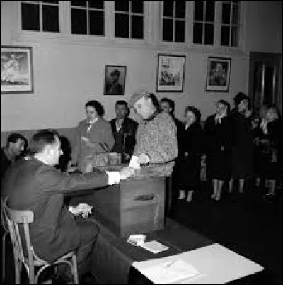 Le 28 octobre, les Français sont appelés aux urnes pour un référendum sur ...