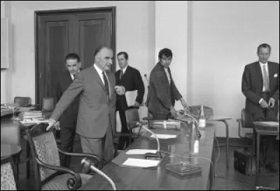 Le 14 mai, un changement survient à la tête du gouvernement : de Gaulle, président, nomme un nouveau premier ministre. Il s'agit de ...