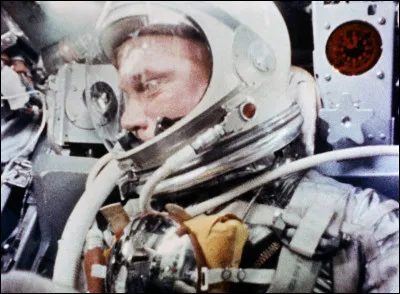 Le 20 février 1962, lastronaute Américain John Glenn réalise, en faisant 3 fois le tour de la Terre, le premier vol orbital américain. Il s'agissait du programme ...