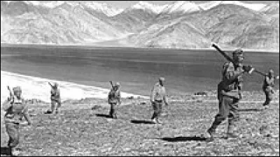 Au même moment, le 20 octobre, commence une guerre qui oppose pendant un mois deux pays ...