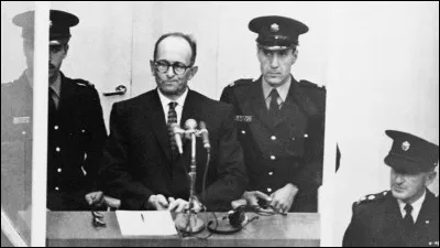 Le 31 mai, Adolf Eichmann, jugé l'année précédente pour crimes de guerre et crimes contre l'humanité, est exécuté ...