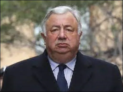 Politique : 
Homme d'État du parti LR, Gérard Larcher naît à Flers (Orne) le 14 septembre 1949. Plusieurs fois ministre, ancien maire de la ville de Rambouillet (Yvelines), il occupa durant sa carrière nombre d'autres fonctions. Président du Sénat de 2008 à 2011, il a repris la tête de ce poste depuis quelle année ?