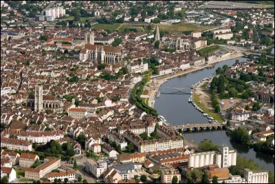 Quelle est l'intruse parmi ces villes ?