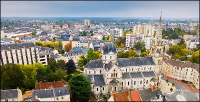 Quelle est l'intruse parmi ces villes ?