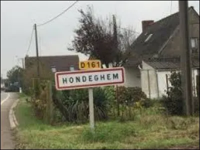 Nous sommes dans les Hauts-de-France, à l'entrée de Hondeghem. Commune de l'arrondissement de Dunkerque, elle se situe dans le département ...