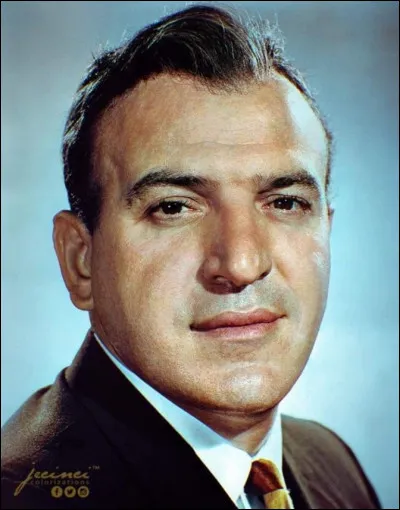 Quel acteur américain d'origine grecque a incarné le célèbre policier chauve Kojak ?