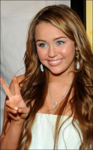 Comment s'appelle cette chanteuse actrice qui joue dans . Hannah Montana ?