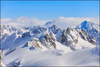 Comment sappellent les montagnes qui sont à la frontière franco-italienne ?