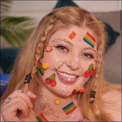 Qui est cette youtubeuse ?