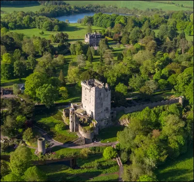 Comment faut-il embrasser la pierre de Blarney ?