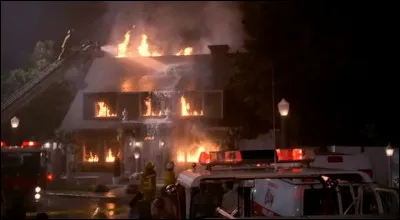 Lorsque Susan met le feu chez Edie, quel objet oublie-t-elle chez elle ?