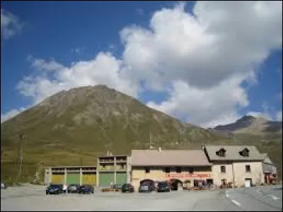 Le col du Lautaret se trouve dans les Pyrénées.