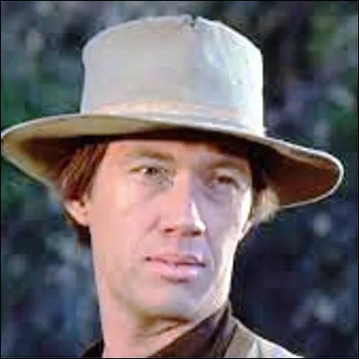 Dans quelle s&eacute;rie t&eacute;l&eacute;vis&eacute;e David Carradine combat-il le crime en utilisant sa ma&icirc;trise des arts martiaux ?