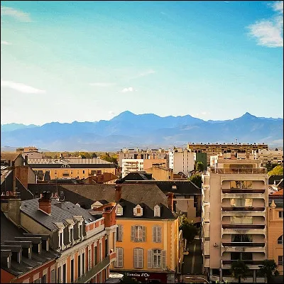 Quelle ville est la pr&eacute;fecture du d&eacute;partement des Hautes-Pyr&eacute;n&eacute;es ?