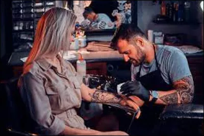 Comment dit-on un ''tatoueur'' en allemand ?