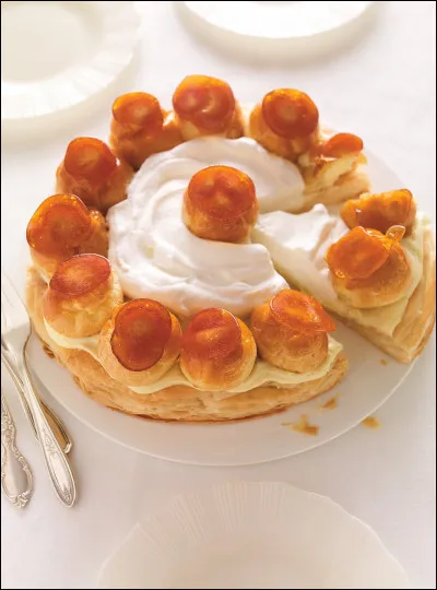 Elle garnit traditionnellement le saint-honoré. Quelle est cette crème ?