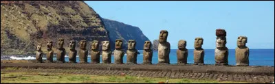 Construites dos à l'océan, ces gigantesques statues ont été sculptées dans du tuf entre le 9e et le 16e siècle. 
Typiques de lîle de Pâques, ce sont les...