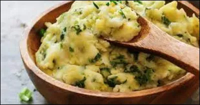 Quels sont les trois ingrédients du plat traditionnel irlandais nommé "colcannon" ?